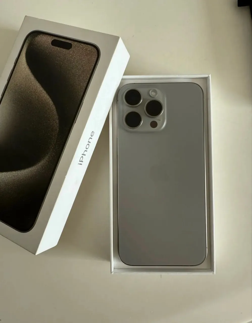 iPhone 15 Pro Max 256GB Silver Impecável Bateria 88% - Celulares e