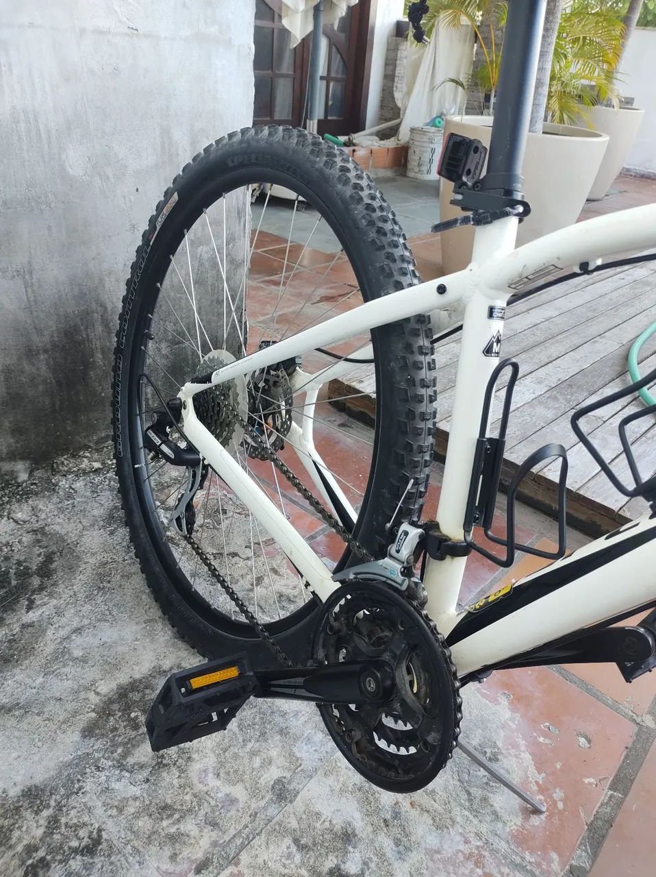 Vendo Mountain Bike Specialized Branca Aro 29 modelo Rockhopper 29. Tamanho M. 24 marchas. - Foto 2