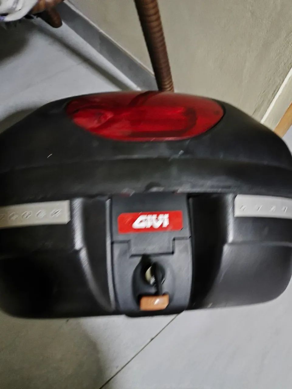 Vendo bau Give 33L, duporte com parafusos e travas - Foto 2