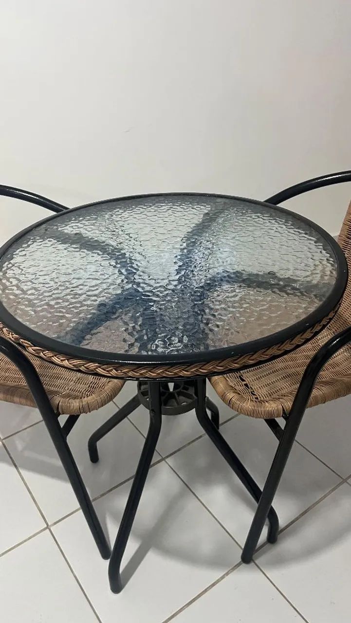 Vendo mesa redonda de vidro com 2 cadeiras - Foto 4