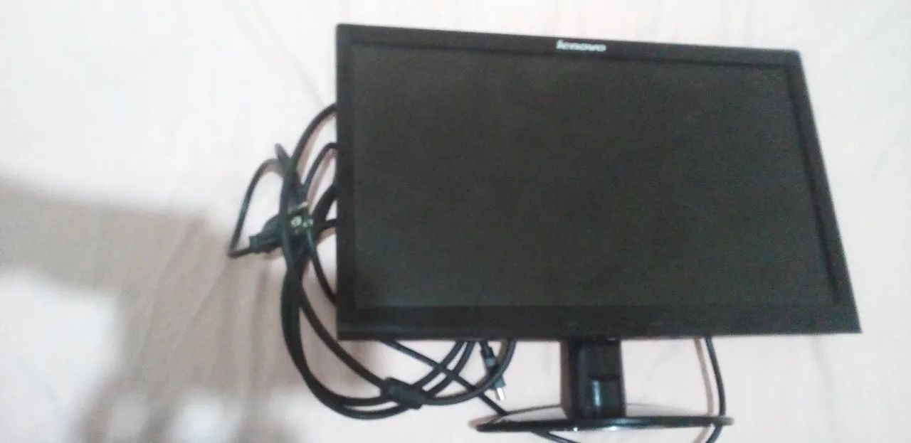 Monitor usado com cabos 