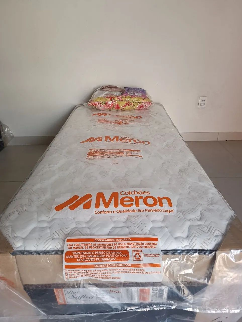Cama box solteiro + travesseiro de brinde ?
