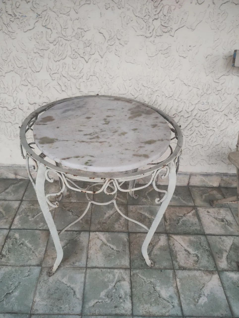 Mesinha retrô de ferro. 