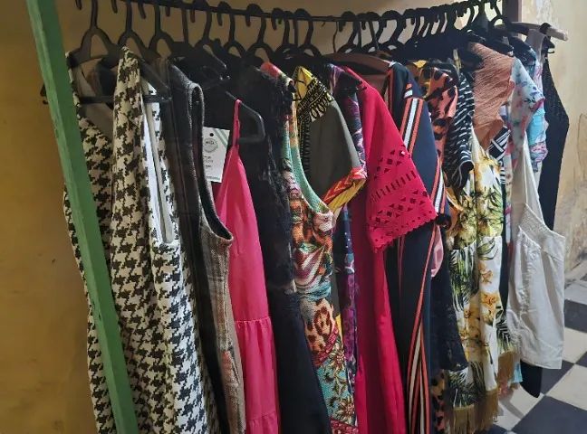  ROUPAS PRA BRECHÓ LOTES COM 155 PEÇAS  - Foto 2
