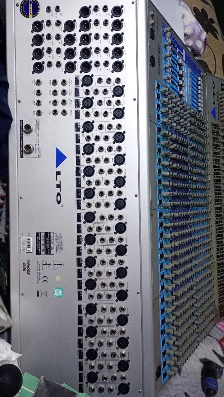 Vende-se mesa de som americana 32 canais 8 Aux XLR 