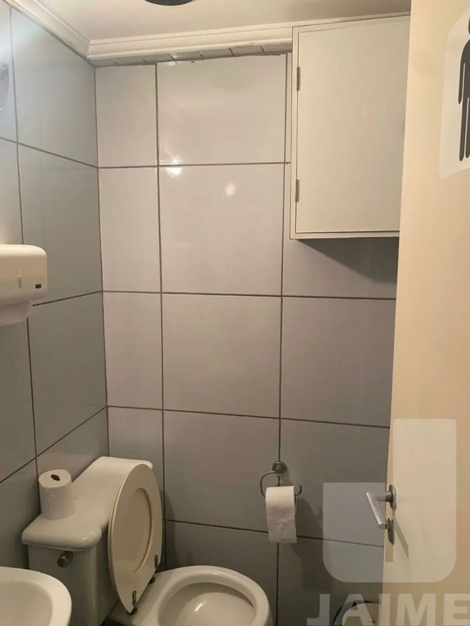 Conjunto amplo dividido em 4 salas, 1 copa e 2 banheiros, ótima localização, prédio com 2  - Foto 5
