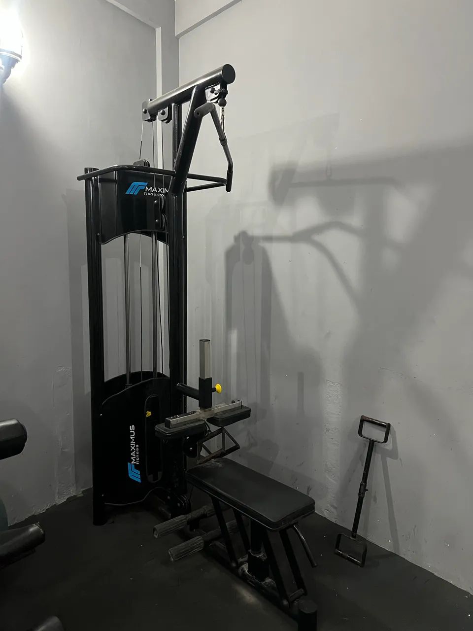 Máquina de Puxada alta com remada baixa 