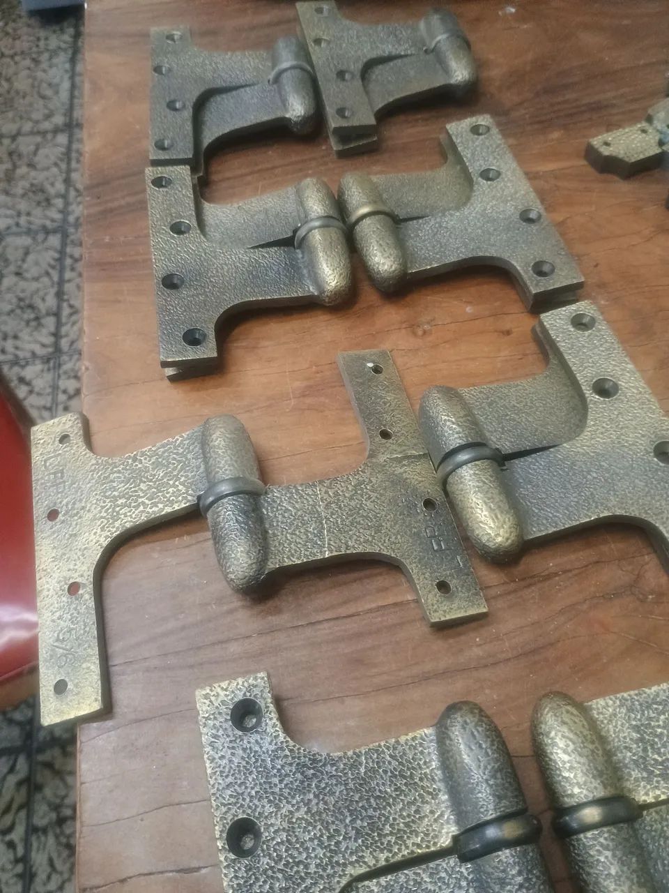 Lote dobradiças e Cremona 