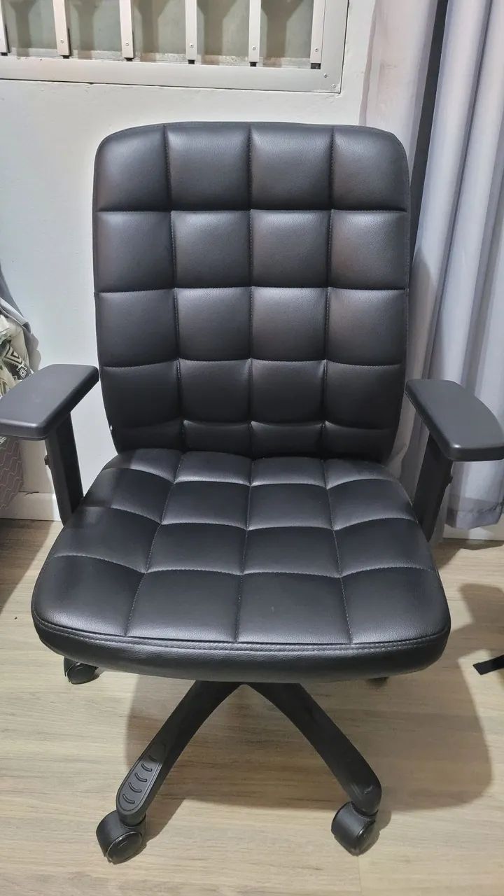 Cadeira de escritório estofada preta - ótimo estado - Foto 2