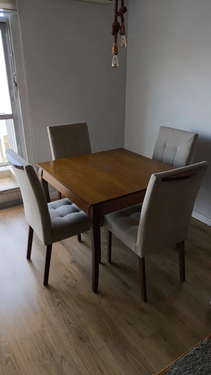 Vendo mesa de madeira com 4 cadeiras 