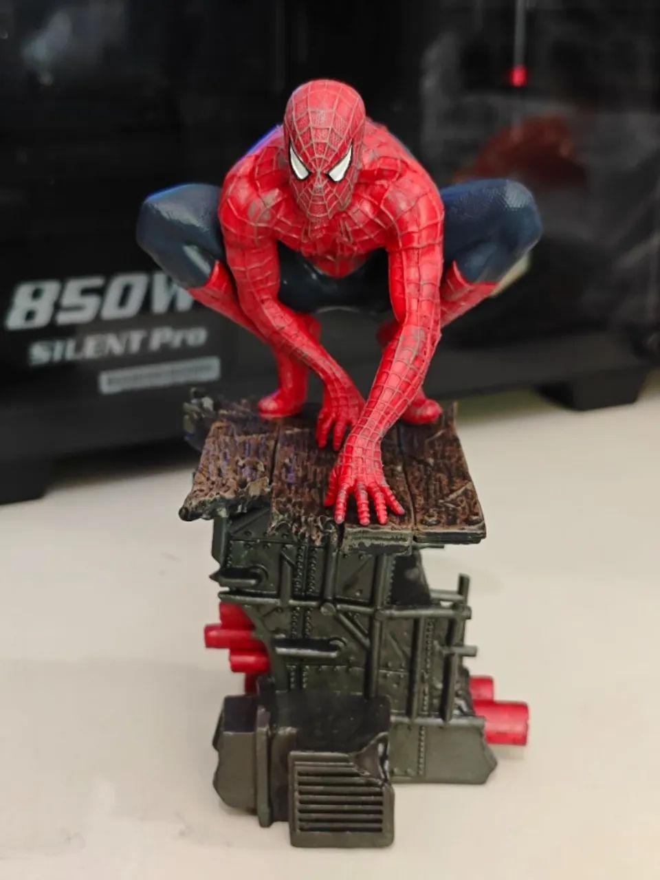 Estátua Homem aranha 17cm - nova com caixa - Foto 2