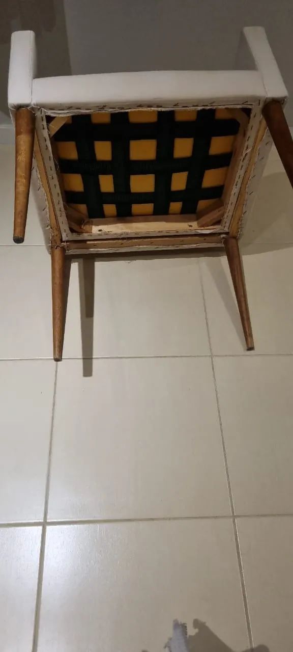 Poltrona decorativa pés em madeira. - Foto 4