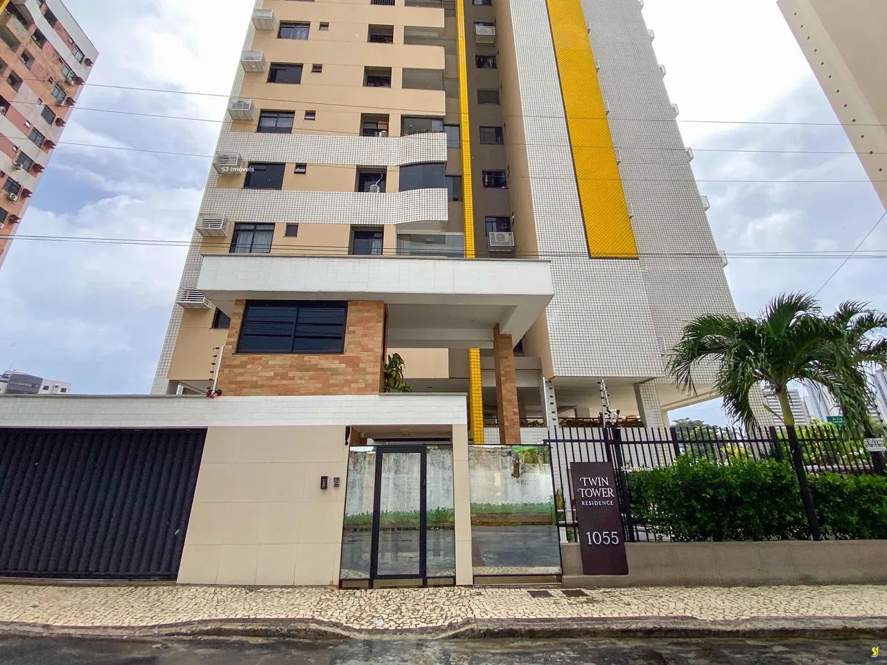 Apartamento com 3 suítes e 2 vagas no Papicu