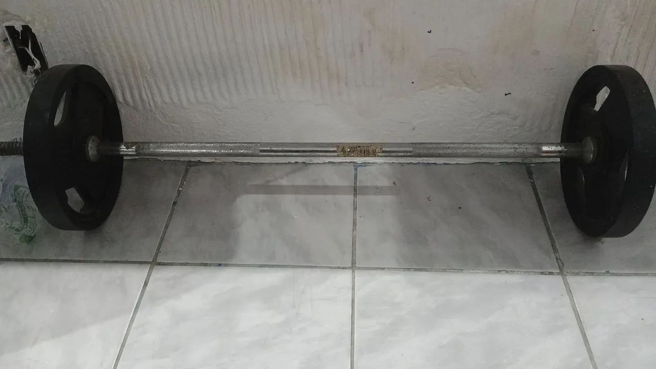 Conjunto de alteres e uma maromba