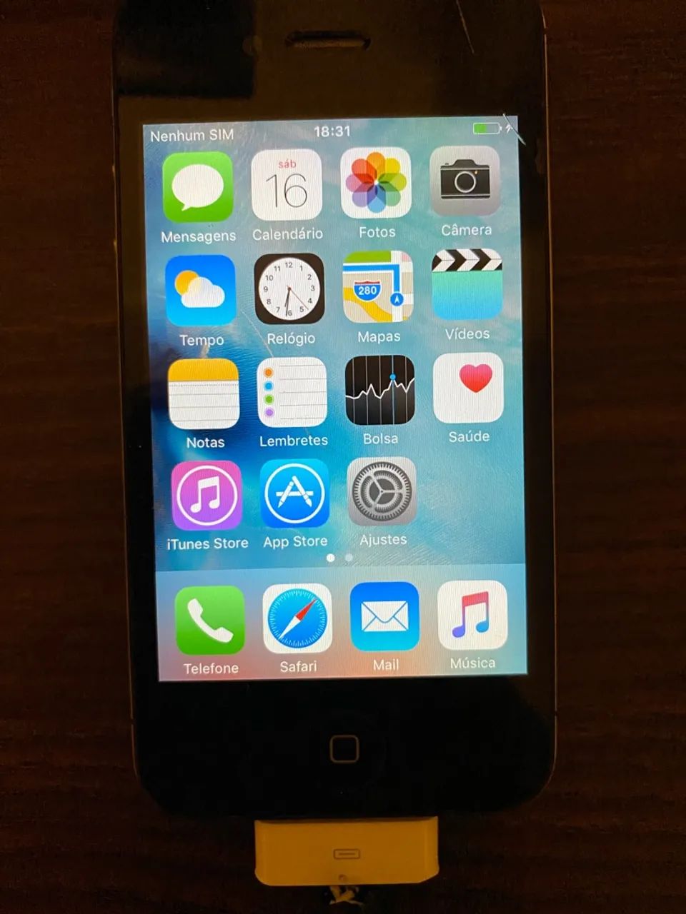 iPhone 4 com caixa de som Apple 
