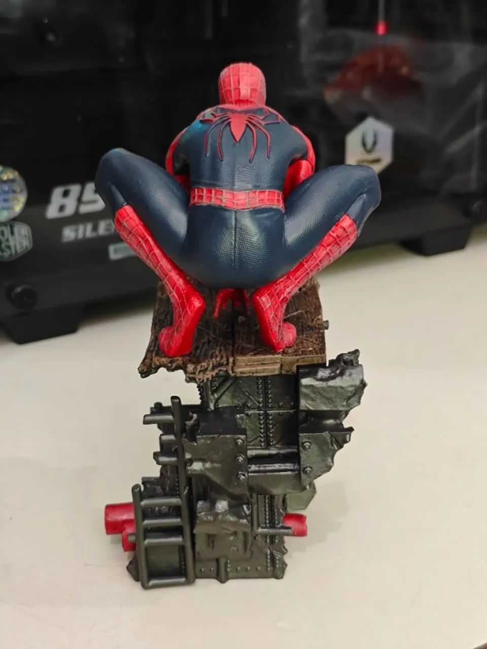 Estátua Homem aranha 17cm - nova com caixa - Foto 4