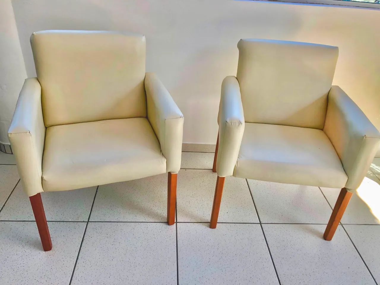 Poltronas em corino claro 