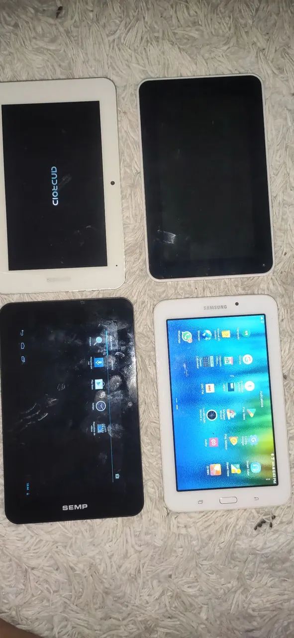 Quatro tablets, 3 funcionando perfeitamente e 1 que vai ate o logo da Multilaser e para.  - Foto 2