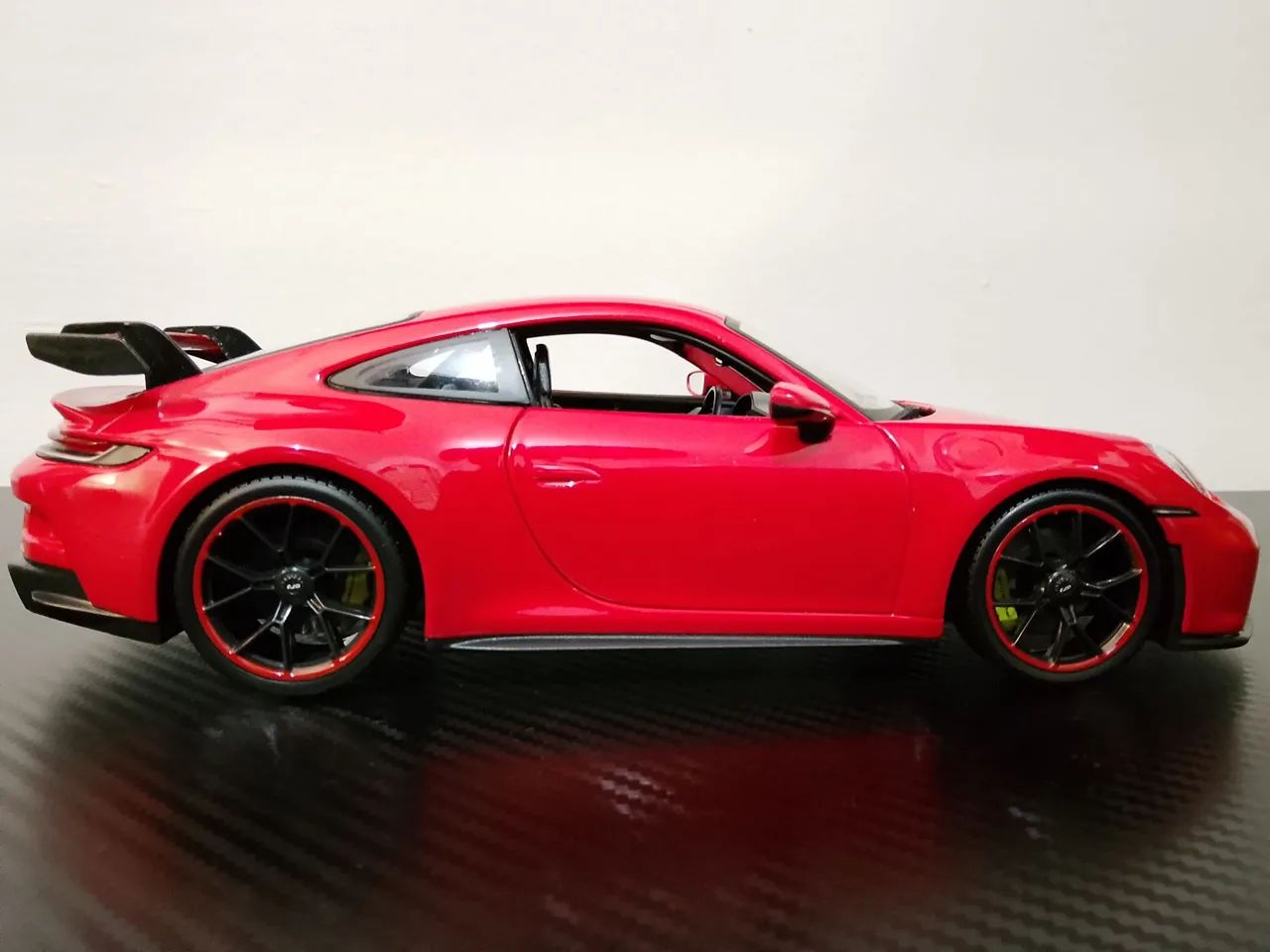 Porsche 911 GT3 2022 1:18 Maisto  - Foto 3