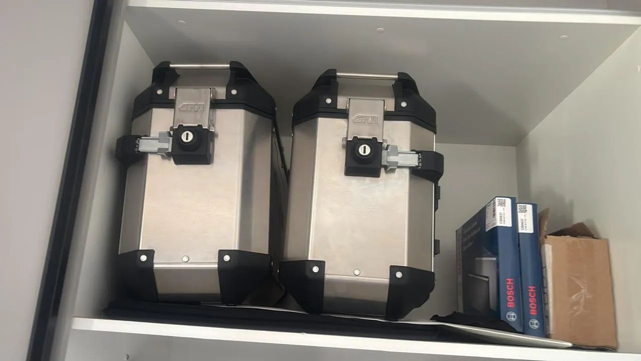 Vendo baús  para motos marca Givi Outback.