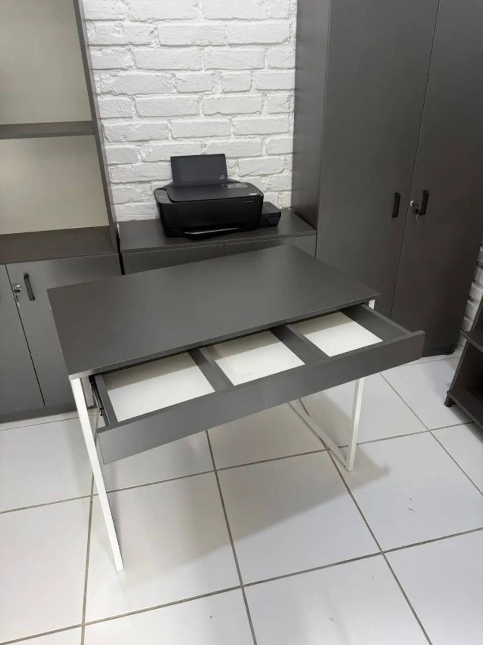 mesa com gavetão 0,90 x 0,52m na cor chumbo 