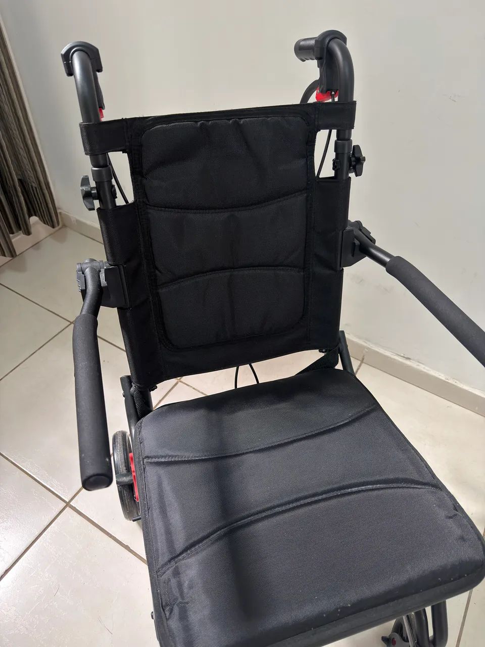 Cadeira de rodas - dobrável e compacta  - Foto 3