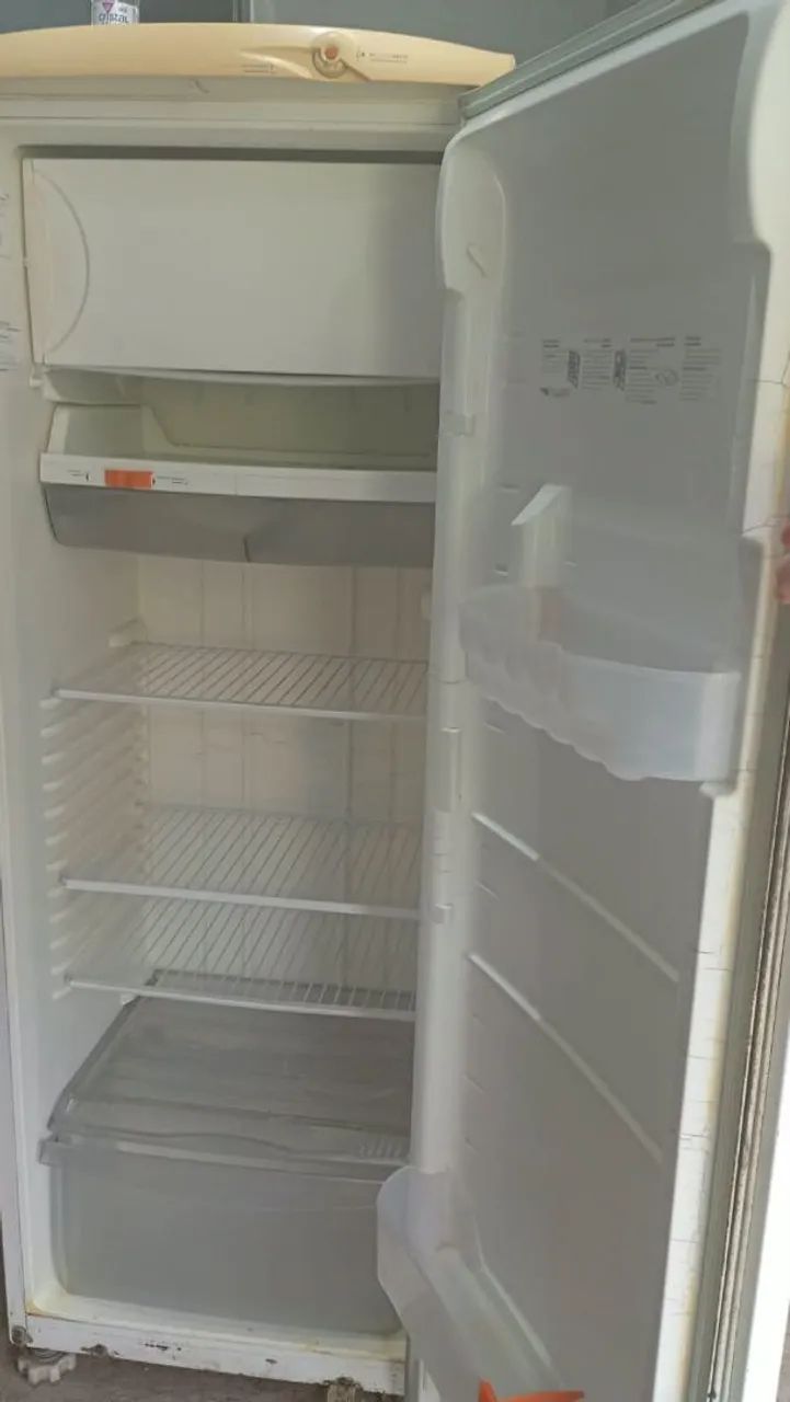 Vendo geladeira funcionando perfeitamente  - Foto 4