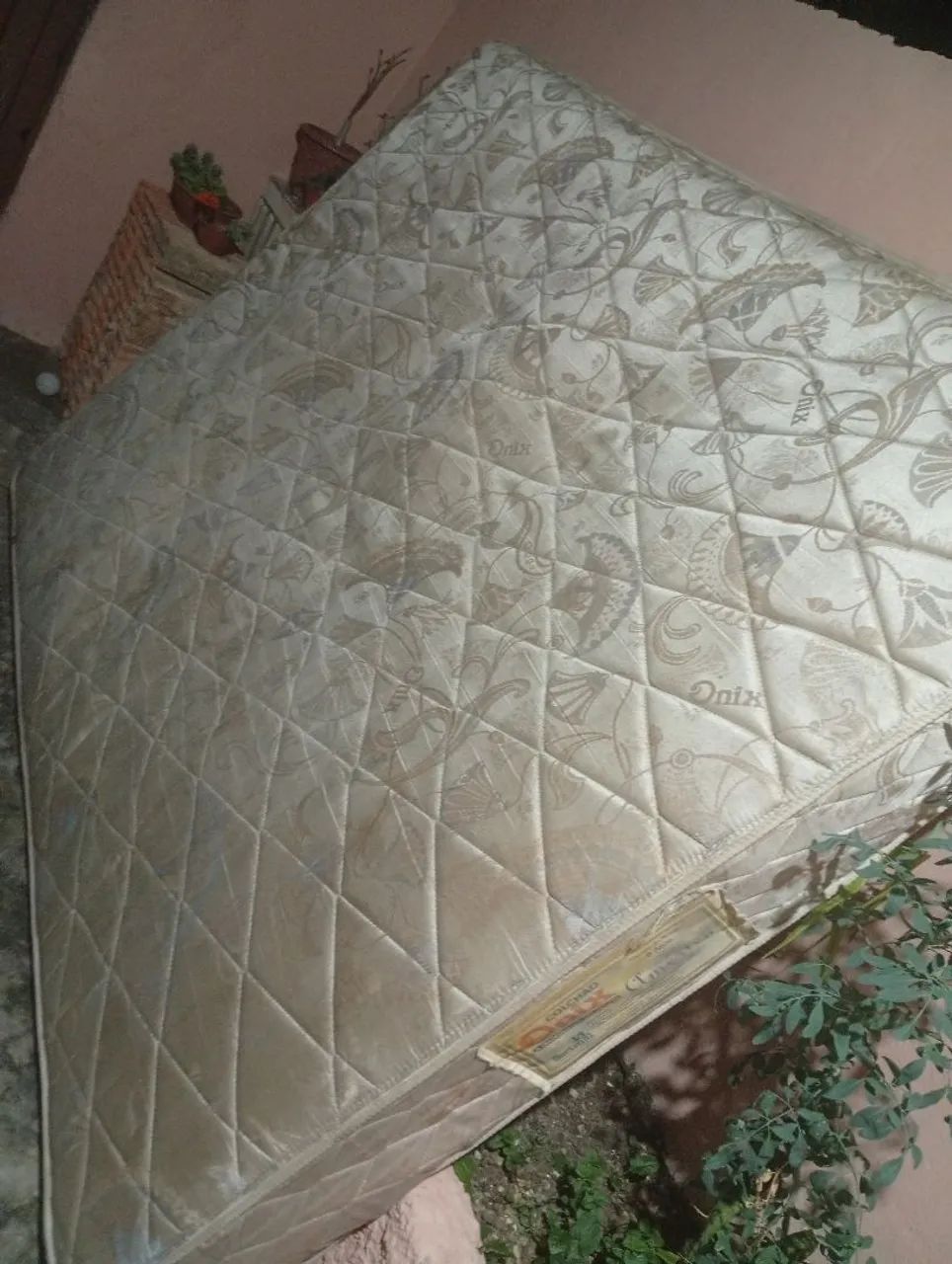 Colchão Queen + prateleira de ferro preta+brinde