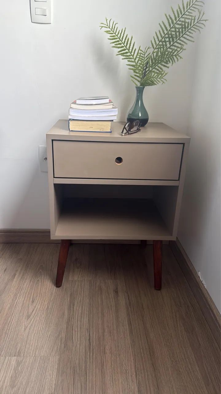 Vendo linda mesa de cabeceira APENAS UMA 