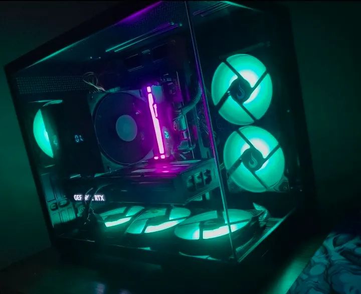 ぃ*ゃ様 自作PC i5-3550 16GB GTX780 FF14 快適！ 訳 PC Gamer RTX 4070 Ti + Intel i7-14700F - Computadores e Desktops
