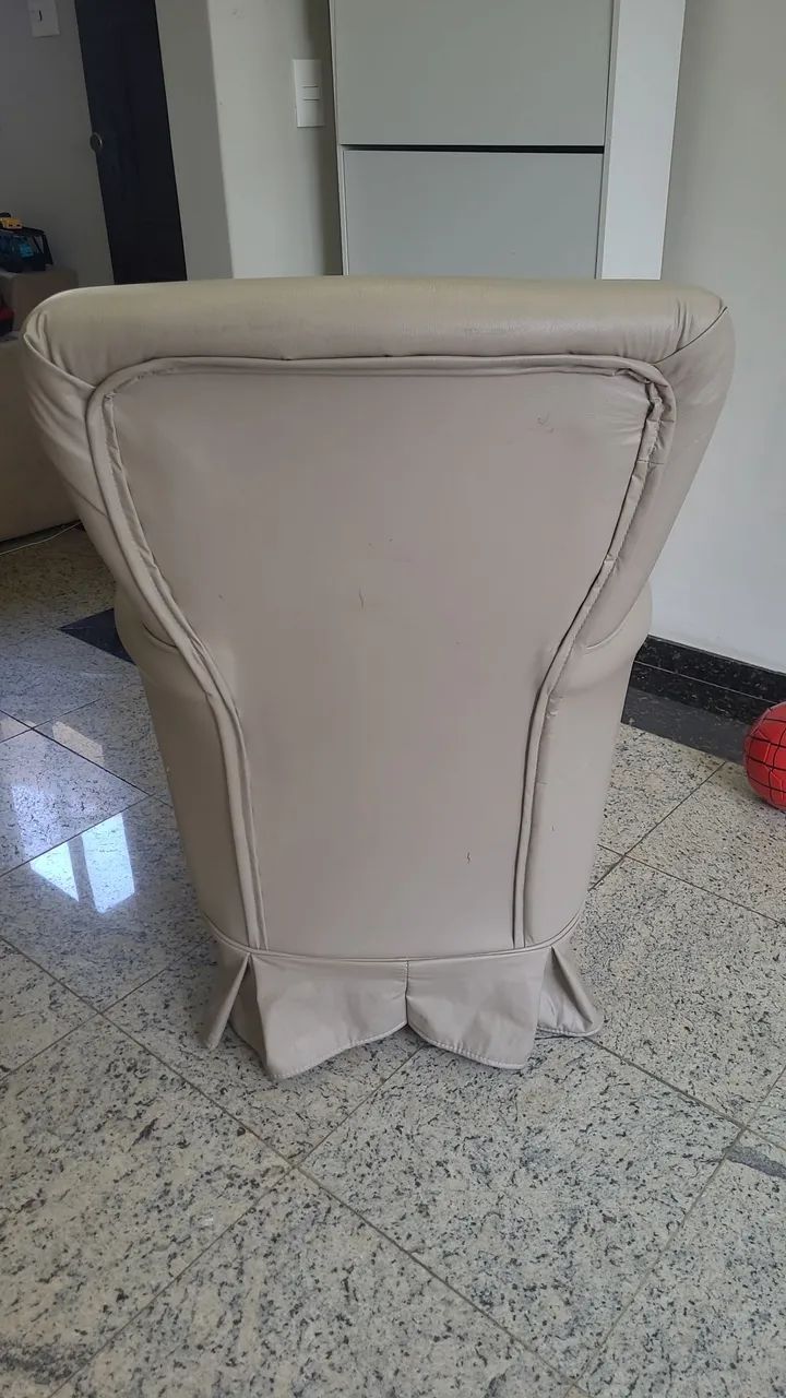 Poltrona de Amamentação em Courino - Usada, Confortável - Foto 2