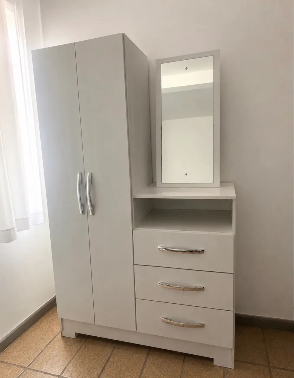 Guarda roupa e cadeiras 