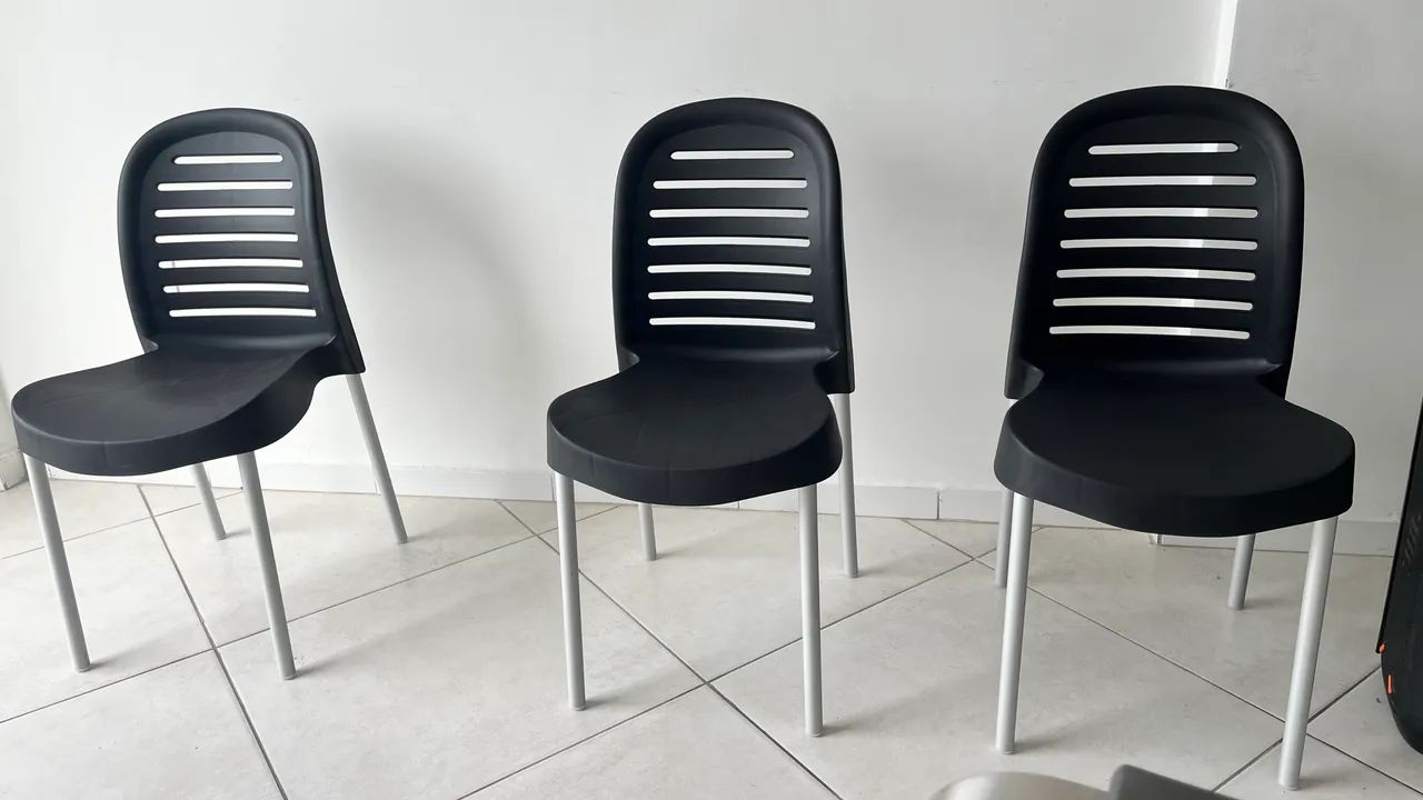 Cadeira nova , elegante material resistente, plástico e alumínio  - Foto 3