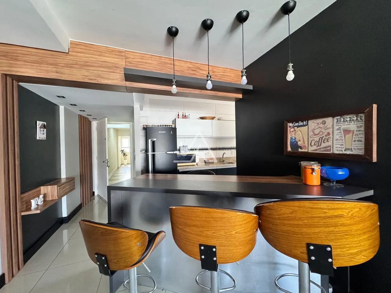APARTAMENTO DE DOIS DORMITÓRIOS COM SUÍTE MOBILIADO NO CENTRO