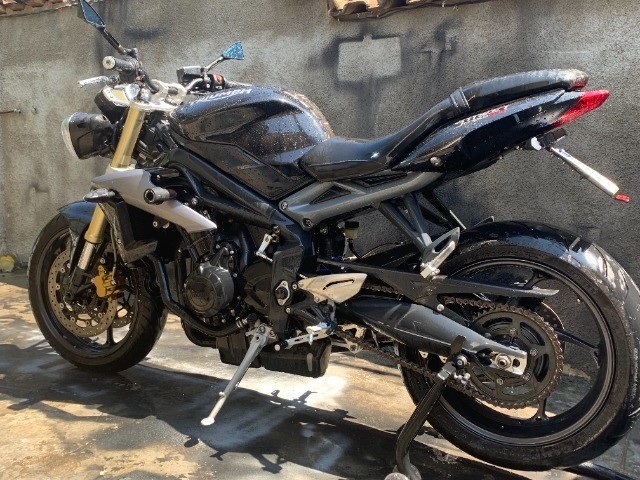 TRIUMPH STREET TRIPLE 675
