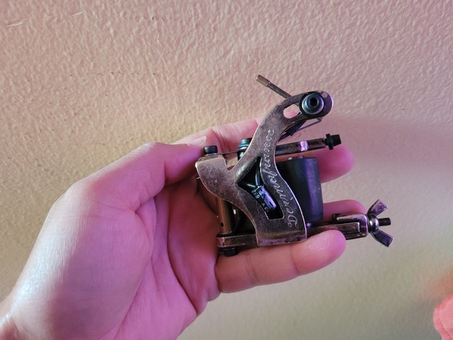Vendo máquina de tatuagem