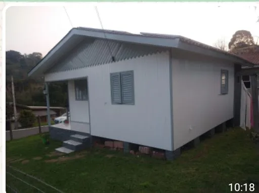 Vende se terreno com três moradias.