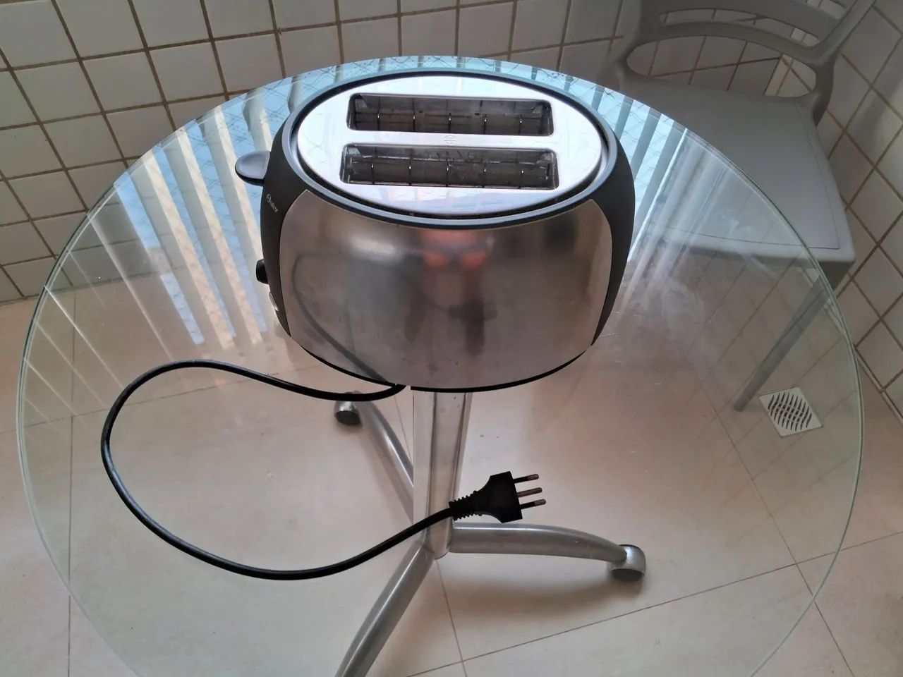 Torradeira elétrica 220 V, 800 Watts, Oster, R$140,00 - Brinde: uma Cuba de inox usada - Foto 2