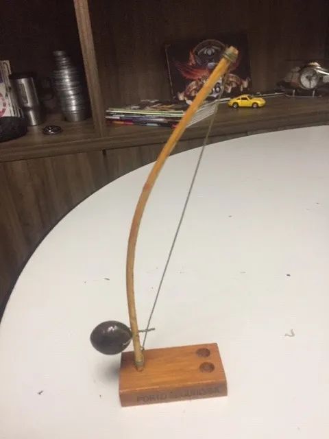 berimbau em miniatura feito em madeira enfeite de mesa - Foto 2