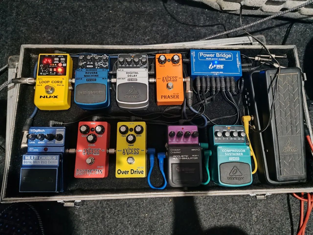 Pedais de guitarra semi novos 