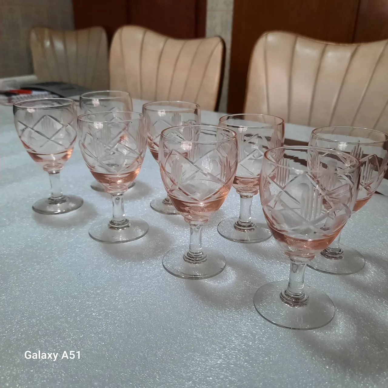 Jogo de 8 taças de cristal rosa lapidado, pequenas licor. Decada de 20.  - Foto 4