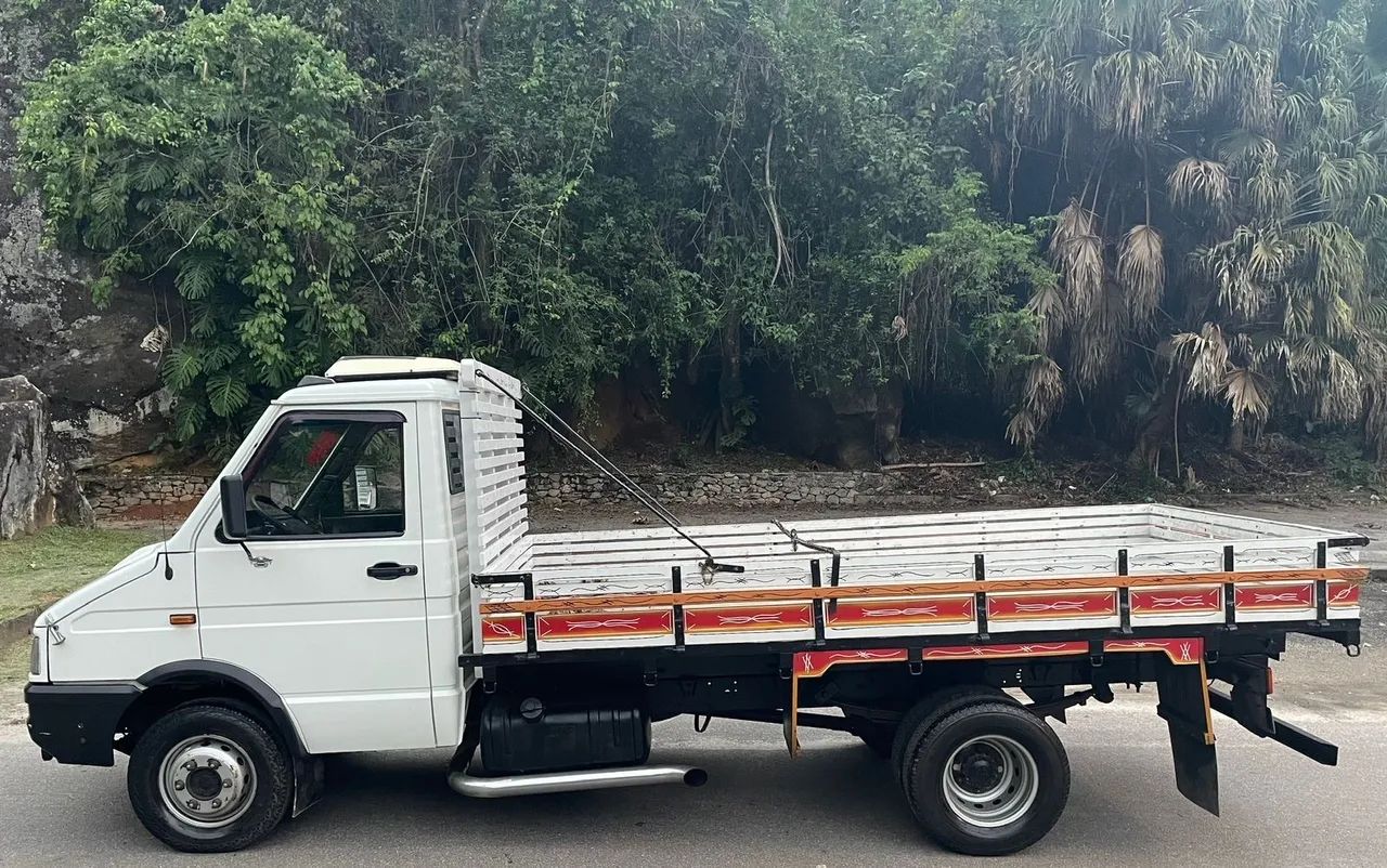 Iveco 6012 carroceria 4 toneladas biturbo eixo duplo - Foto 3