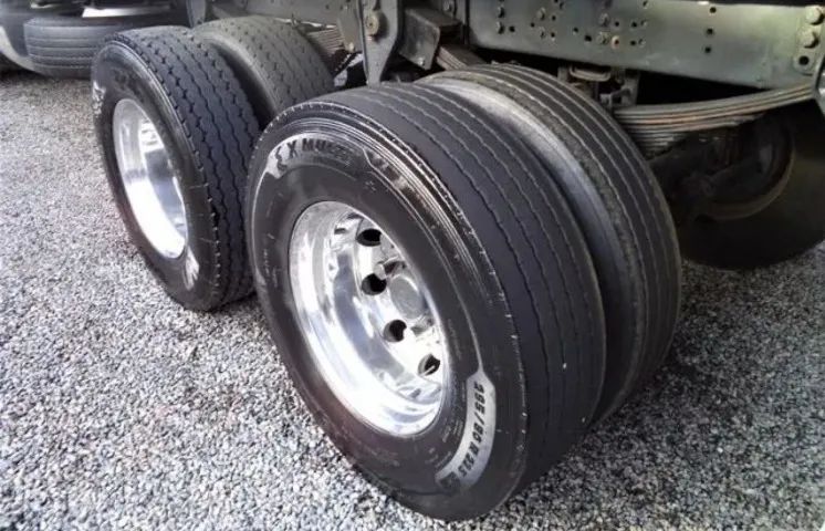 Volvo VM 330 Carroceria  - Foto 3