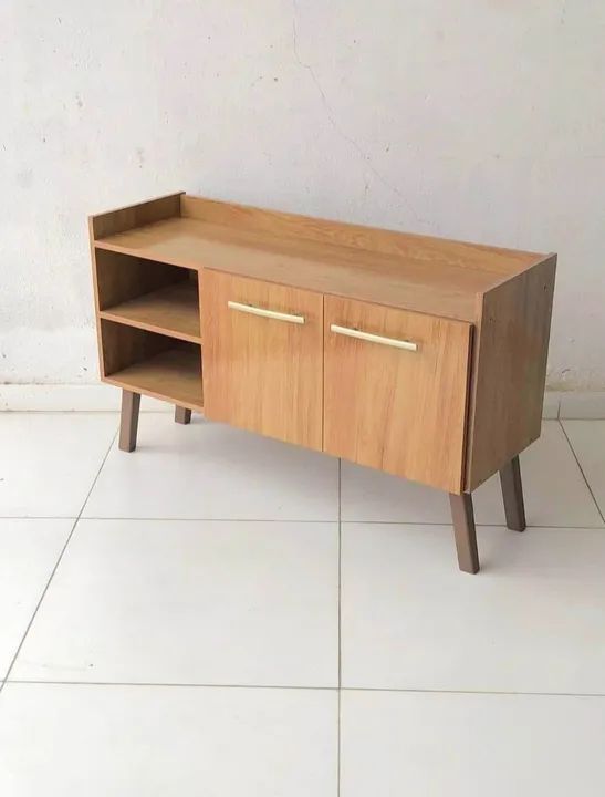 Rack Retrô na cor Amêndoa todo no MDF com pés na madeira maciça suportando tv de até 43"