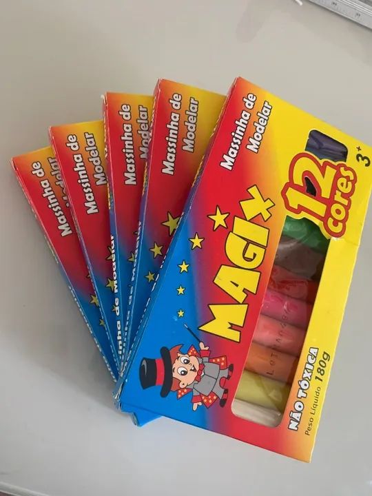 5 caixas de massinhas coloridas (12 cores cada)