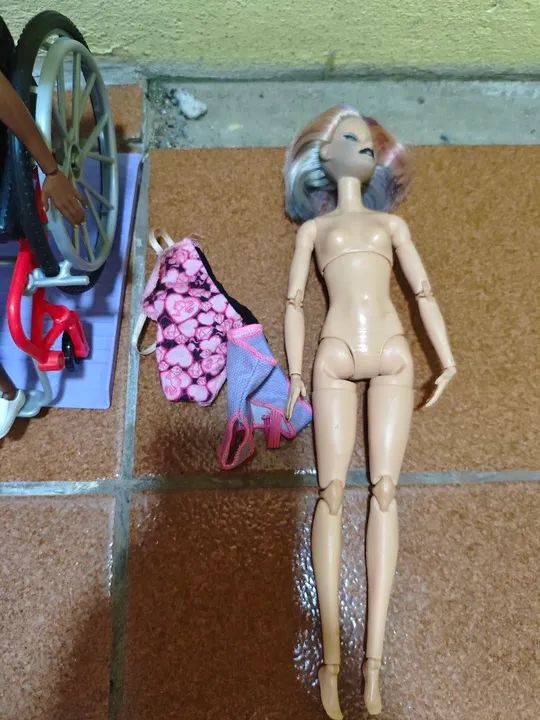 Vendo Barbie cadeirante e sucata de corpo articulado  - Foto 4