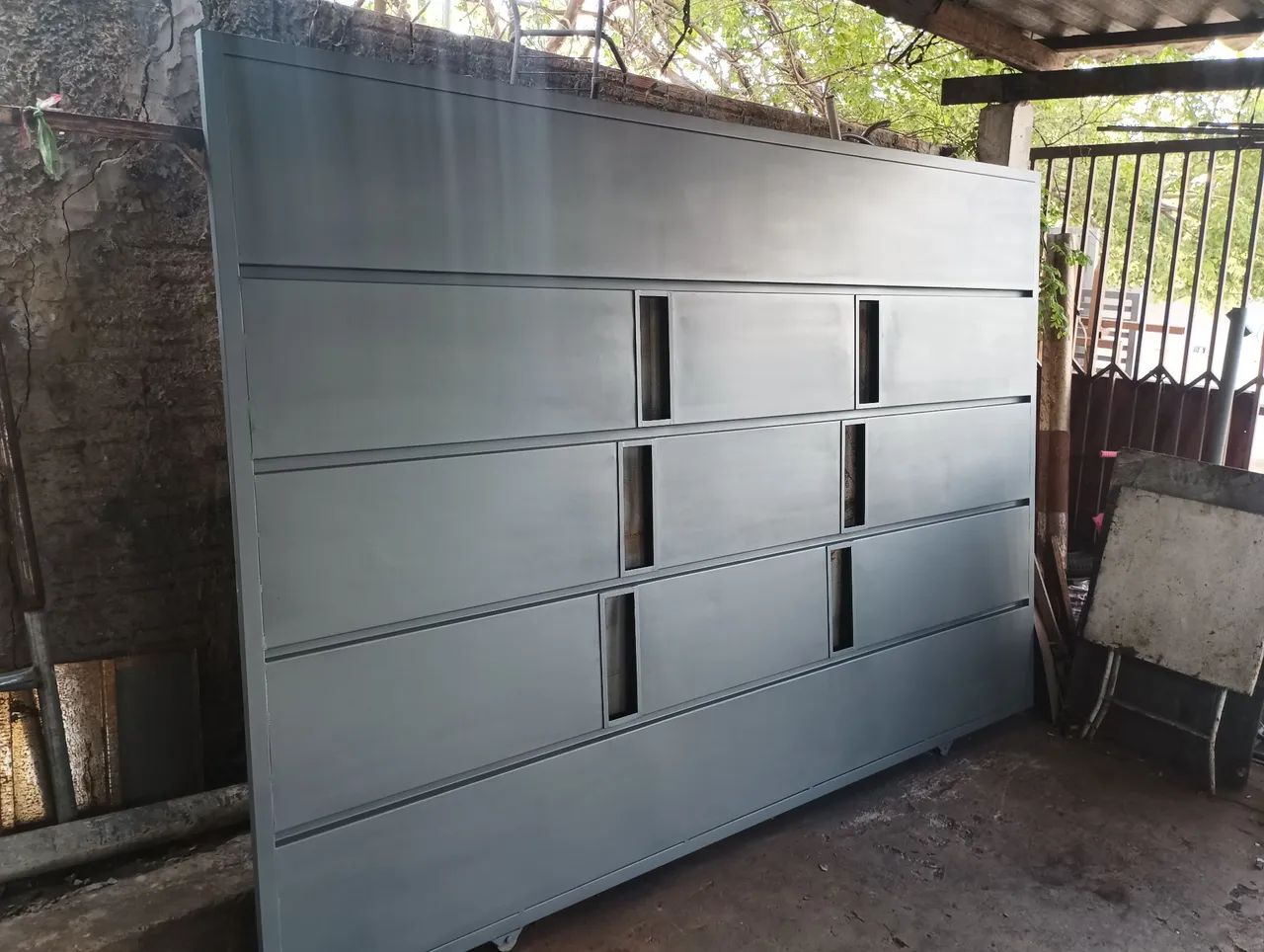 Portão com detalhes em acrílico transparente 