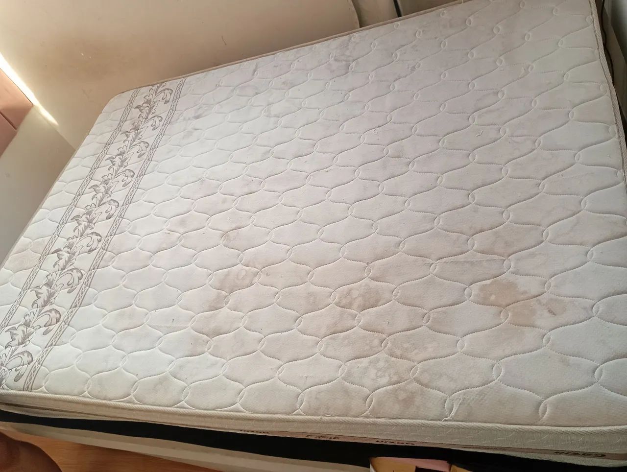 Colchão de casal Queen Usado + Cama com baú com avaria