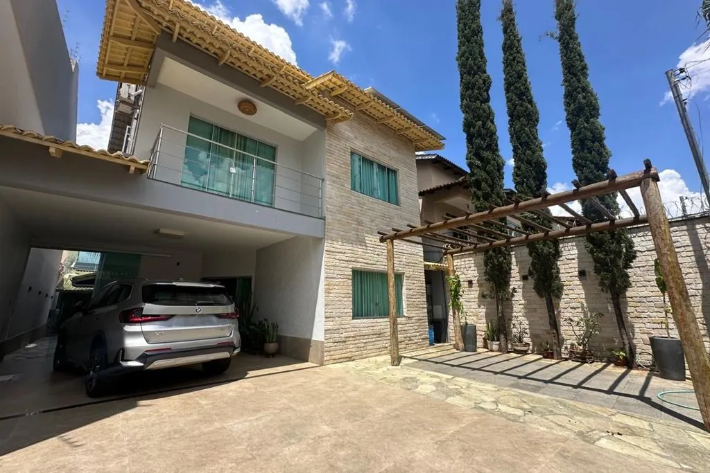 Sobrado de 257 m² com 03 quartos à venda por R$ 1.790.000 no Jardim América - Goiânia