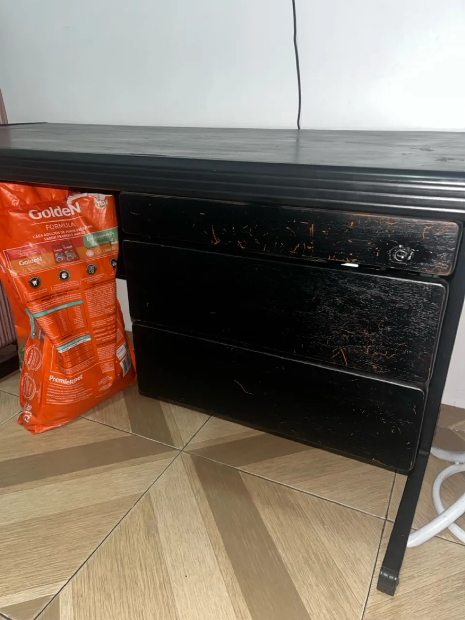 Escrivaninha preta com gavetas